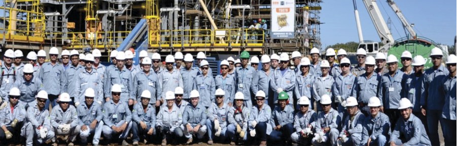 Equipe de colaboradores da EBSE em frente à planta industrial